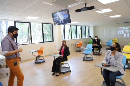 Estudiantes y académicos participan en clases de modalidad virtual y presencial, en las instalaciones del Instituto Tecnológico de Estudios Superiores de Monterrey (ITESM).Francisco Guasco/EFE