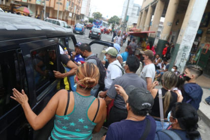 Hecho. Diferentes ciudadanos utilizan furgonetas y autos particulares para llegar a sus casas.