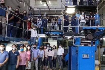 El personal del diario posa para una foto del último día de trabajo en el impreso.