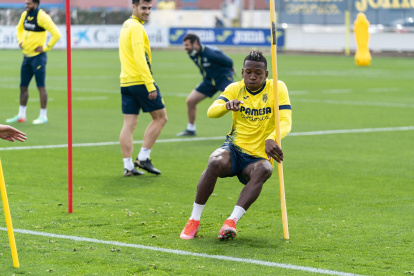 Pervis Estupiñán quiere levantar el trofeo continental europeo con el Villarreal.