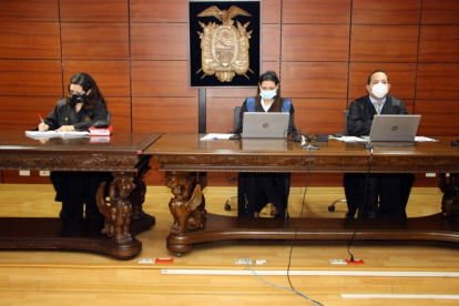Tribunal. Los jueces Mercedes Caicedo y Byron Guillén, durante el intento de instalar el juicio de Pablo Romero.