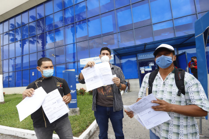 Reclamos. Tres de las decenas de usuarios que ayer se quejaron por las planillas altas y a los que CNEL les dio la razón.