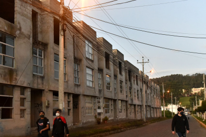 En el conjunto Terranova, sesenta y cinco de los ochenta apartamentos están vacíos. Los moradores indican que pese a intentos por cerrarlos, personas ingresan sin permiso.