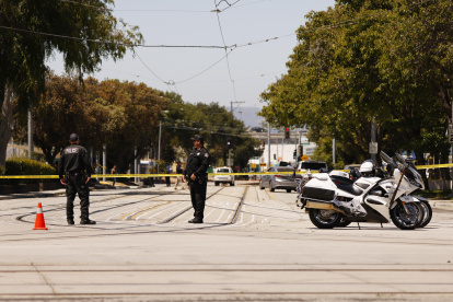 La policía y los investigadores en el lugar de un tiroteo en el lugar de trabajo en el patio del tren ligero de la Autoridad de Transporte del Valle de San José, California.