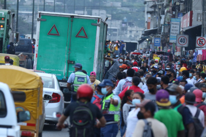 1. La entrada de la 8. Desde el pasado viernes, este es el escenario en el lugar alrededor de las 17:00. Decenas de trabajadores intentando regresar a casa. 2. Transporte. Ante la falte de buses, los usuarios se movilizan en camiones, furgonetas y camionetas. Esto, obviando las normas de tránsito y el distanciamiento.