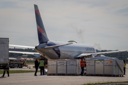 Fotografía que muestra la llegada del avión de Latam con un cargamento de 250.000 dosis de la vacuna de Pfizer contra la covid-19, hoy, en el Aeropuerto Internacional Silvio Pettirossi, en Luque (Paraguay).