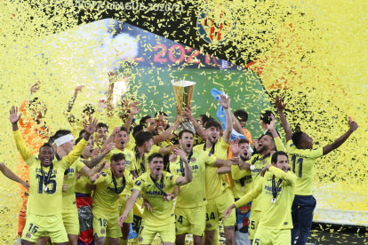El lateral izquierdo ecuatoriano, Pervis Estupiñán (15) celebra con sus compañeros por el mayor logro en la historia del Villarreal de España: el título de la Europa League.