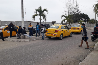Familiares del fallecido acudieron este 26 de mayo al sitio donde ocurrió el accidente.