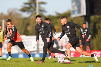 Lionel Messi (c) entrenando junto a sus compañeros en el combinado gaucho.