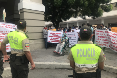 Referencial. A pesar de la pandemia, los pacientes renales y familiares han salido a las calles para protestar por el riesgo que corren por la deuda del Estado.