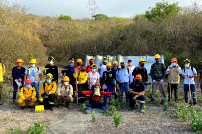Los brigadistas durante el curso que recibieron en Montecristi en estos días para especializarse en manejo de fuego.