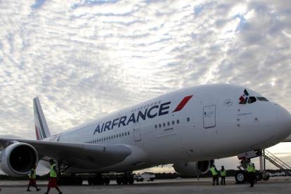 Un avión de Air France. La aerolinea ha sido sancionada por Rusia debido que evita pasar por Bielorrusia