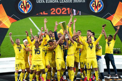 Pervis Estupíñán (15) festejan con sus compañeros del Villarreal el cetro de la Europa League.