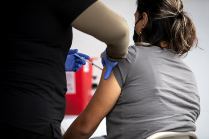 Una mujer recibe una vacuna contra la covid-19 en Los Ángeles, California (EE.UU.).