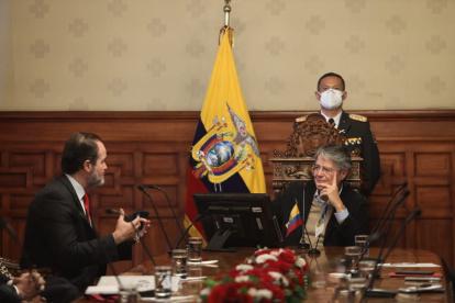 El presidente del BID, Mauricio Claver-Carone en conversaciones con el presidente de la República, Guillermo Lasso.