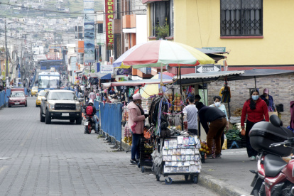 Desalojados del centro, los comerciantes han encontrado nuevos espacios, como la calle Julio Andrade. Dueños de negocios indican que impiden el paso.