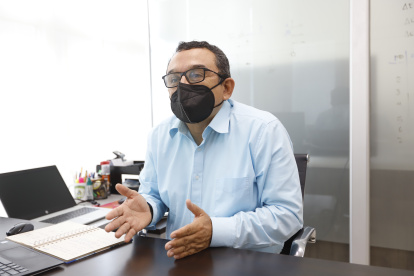 Luis García. Ha desempeñado una serie de cargos en CNEL, por años.