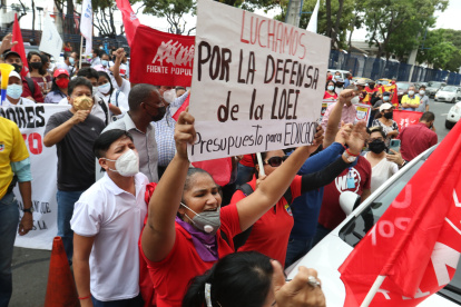 Un grupo de militantes y seguidores de la Unión Nacional de Educadores (UNE) realizó una manifestación en defensa de la reforma a la Ley de Educación.