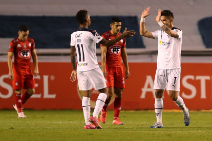 Antonio Amarilla (d), de la Liga Deportiva Universitaria de Ecuador, fue registrado este jueves al celebrar un gol que le anotó a Unión La Calera de Chile.