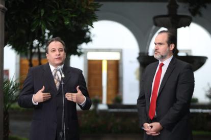 El ministro de Economía y Finanzas, Simón Cueva, y Mauricio Claver-Carone, en el Palacio de Carondelet (Quito).