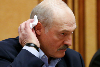 El líder bielorruso está en aprietos luego de interceptar un vuelo comercial para detener a un opositor.