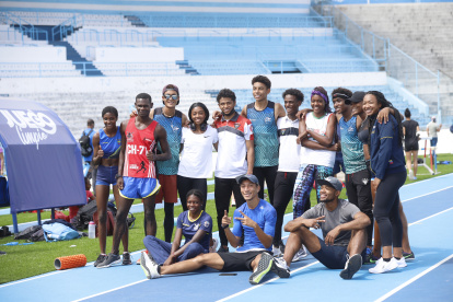 Atletas de distintas delegaciones aprovechan un receso en los entrenamientos para hacerse una foto grupal.