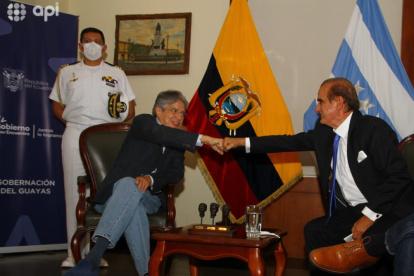 El presidente Lasso saluda con el gobernador del Guayas, Vicente Taiano.
