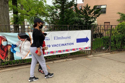 La cuencana Jackeline Peralta y su hijo acuden al Hospital Elmhurst, de Nueva York, para vacunarse, este viernes 28 de mayo,