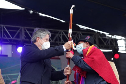 A mediados de esta semana el presidente Guillermo Lasso recibió el bastón de mando de comunidades indígenas.