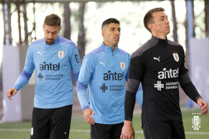 Luis Suárez (c) y Fernando Muslera (d), en la práctica de la selección uruguaya.