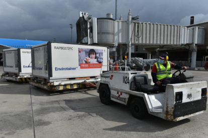 Las dosis compradas y donadas por China llegaron en contenedores especiales para prevenir el daño de las vacunas.