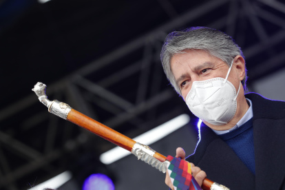 Símbolo. Las juntas de riego del pueblo salasaca entregaron a Guillermo Lasso el símbolo mayor de la autoridad política: un bastón de mando.