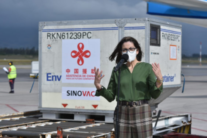 La ministra de Salud de Ecuador, en el recibimiento de vacunas anticovid que llegaron de China.