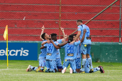 Los jugadores de Aucas festejan el único gol del partido, anotado en el minuto 88