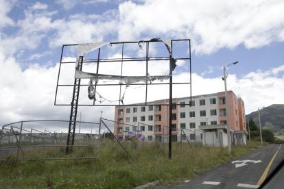Pese a estar listos, los conjuntos de Victoria del Sur están totalmente abandonados, con las ventanas rotas y con grafitis en las paredes.