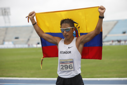 Andrés Chocho, marchista ecuatoriano, muestra la bandera luego de obtener el primer lugar en los 20.000 metros.
Guayaquil-Ecuador
Agencia (ag-expreso)