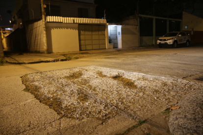 Los moradores dicen que en la avenida 2 A hace unos siete meses Interagua hizo un arreglo de tubería y el material que se usó para tapar el hueco ya se dañó. Unos metros más adelante hay una tapa que ‘baila’ cuando los carros pasan, el temor es que provoque un accidente. 

PERIODISTA : LINA ZAMBRANO

FECHA : 26/05/2021 

Agencia (ag-extra)