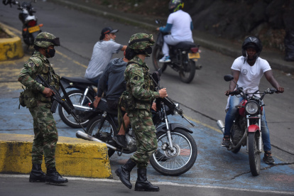 Soldados custodian las calles de Cali, Colombia, luego que el presidente Iván Duque ordenara más presencia militar por los hechos de violencia presentados durante protestas por el Paro Nacional.