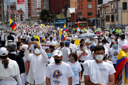 Miles de personas fueron registradas este domingo, durante una marcha que rechaza y pide el fin del "Paro Nacional" y la violencia generada en medio de las manifestaciones contra el Gobierno, que completaron un mes, en Bogotá (Colombia).