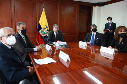 El canciller Montalvo, junto a sus colaboradores, recibieron la bienvenida de los diplomáticos por medios virtuales.