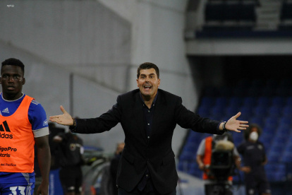 Ismael Rescalvo, entrenador de Emelec, reclama una acción en el duelo ante Independiente del Valle.