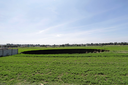 Vista de un enorme socavón, en la zona de cultivo la loma, del municipio de Juan C. Bonilla estado de Puebla (México).