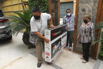 Ganadora. Dominga Camaton recibe el televisor de 55 pulgadas que se ganó en el sorteo de Diario EXPRESO.