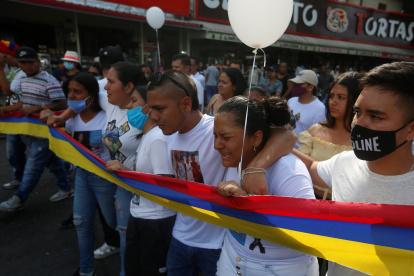 Familiares y amigos lloran durante el funeral de Maicol Andrés Aranda, un joven del barrio Siloé que murió durante las protestas del pasado 28 de mayo, en Cali (Colombia).