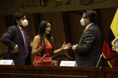 La legidsladora Yeseña Guamaní recibió información del presidente de la Comisión de Fiscalización, Fernando Villavicencio.