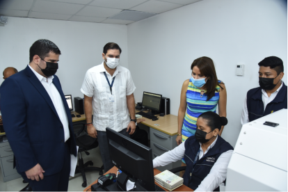 El titular del Registro Civil y la ministra de Telecomunicaciones durante su recorrido por una de las agencias.