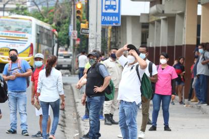 Desesperación. Al mediodía deja de haber buses en la urbe porteña.