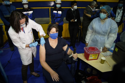 El proceso de vacunación en el coliseo de la Universidad Politécnica Salesiana, en Quito.