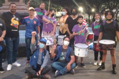 Ciudadanos colombianos se manifiestan en la plaza San Francisco, de Guayaquil, contra la violencia en su país.