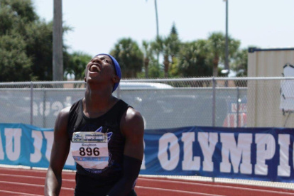 Erriyon Knighton celebra tras ‘volar’ en el torneo de Jacksonville, en Florida, EE. UU.